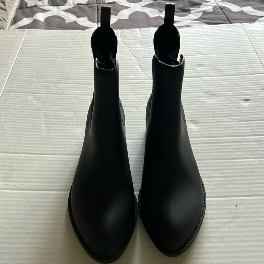 Basic black ankle boot with elastic sides